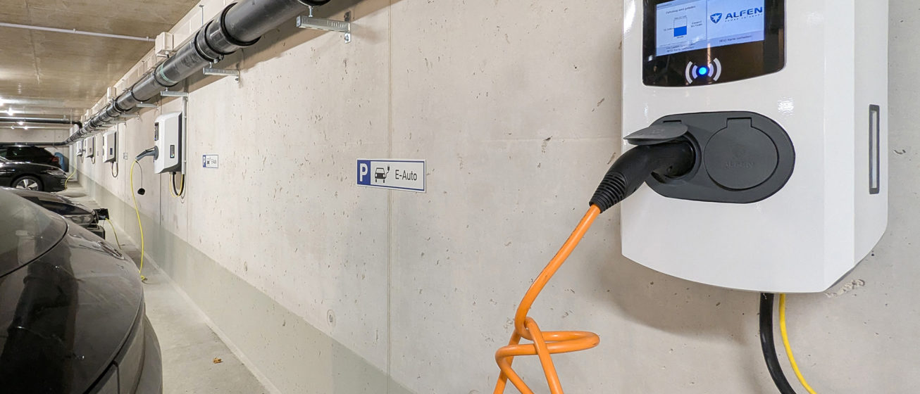 Nahaufnahme mehrerer E-Ladepunkte für Pkw in der Tiefgarage der Reemtsma-Zentrale in Hamburg.