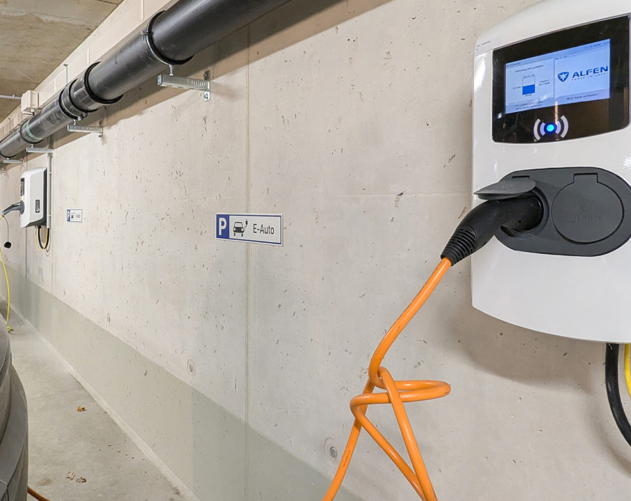 Nahaufnahme mehrerer E-Ladepunkte für Pkw in der Tiefgarage der Reemtsma-Zentrale in Hamburg.